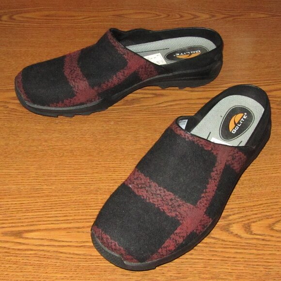 GoLite Plaid Wool Moon Clogs in Black and Red - Women's Sz 10.5 - NEW! B2 - Picture 1 of 5